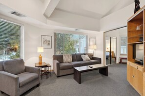 Smart TV - Ski-In Condo + Walk to Village | Pool + Hot Tub + Spa Access | The Ridgeline (Olympic Valley)