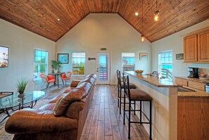 Smart TV - Coastal Retreat + Pool Access + Water Views + Near Beach | Cole's Cabin (Corpus Christi)