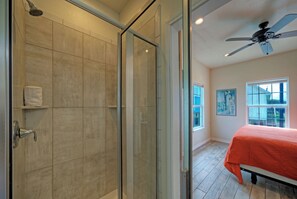 3 bedrooms, free WiFi, bed sheets - Coastal Retreat + Pool Access + Water Views + Near Beach | Cole's Cabin (Corpus Christi)