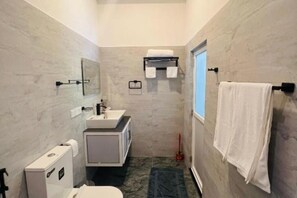 Unclassified image, 3 of 28, button - Devon Surf Inn : Deluxe Double Room (Dikwella)