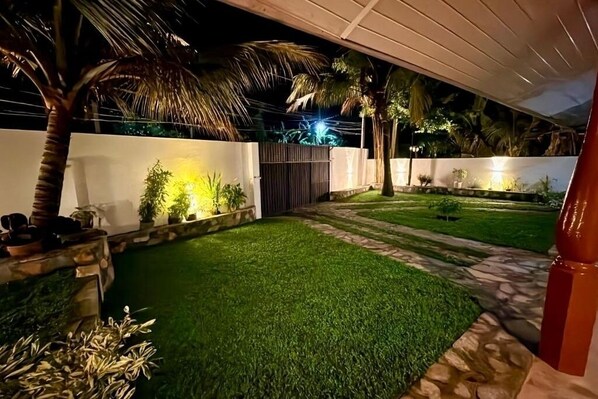 Unclassified image, 1 of 28, button - Devon Surf Inn : Deluxe Double Room (Dikwella)