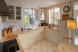 Fridge, microwave, oven, stovetop - Two family cottages with swimming pool (Carcès)