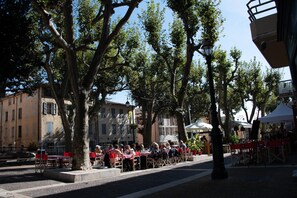 Outdoor dining - Two family cottages with swimming pool (Carcès)