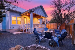 Terrace/patio - Modern Home + Firepit + Balcony + Near East Austin | Chestnut Ember by AvantStay (Austin)