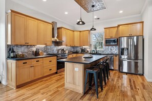 Fridge, microwave, oven, stovetop - Modern Home + Firepit + Balcony + Near East Austin | Chestnut Ember by AvantStay (Austin)