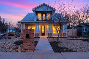 Exterior - Modern Home + Firepit + Balcony + Near East Austin | Chestnut Ember by AvantStay (Austin)