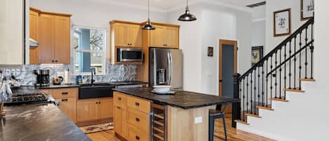 雪櫃、微波爐、焗爐、爐具