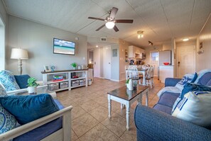 Smart TV - Beachfront Condo + Shared Pools + Walk to Beach + Sand Volleyball | Seas The Day (Port Aransas)