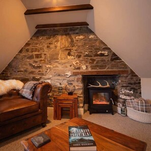 Een televisie, een open haard en een stereo