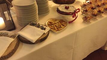 Tägliches inbegriffenes kontinentales Frühstück