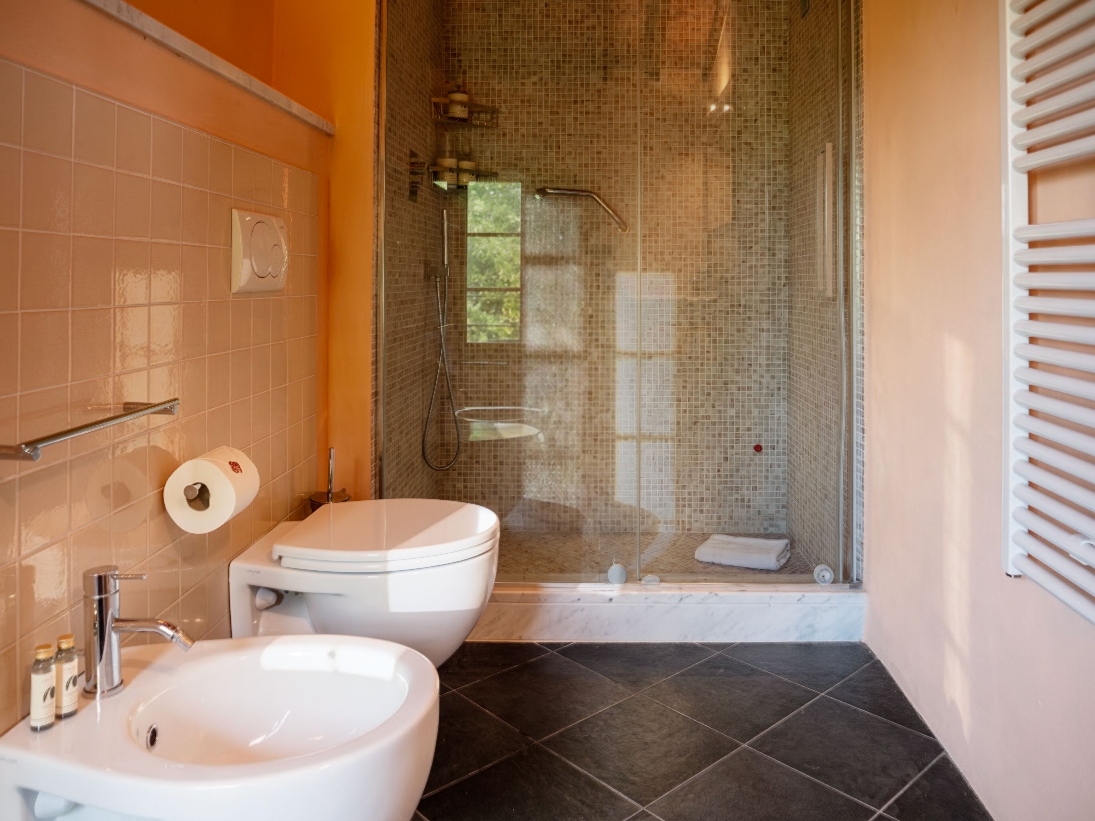 Ein Badezimmer mit Dusche, Toilette und Waschbecken.