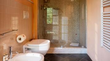 Ein Badezimmer mit Dusche, Toilette und Waschbecken.