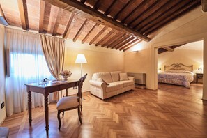 Luxury Suite, Vineyard View | Interior - CASALE DI VALLE DIMORA STORICA (Vinci)