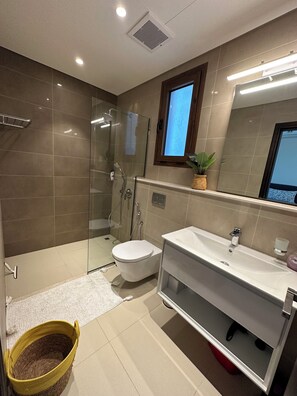 Shower, hair dryer, bidet, towels - Cozy Studio in Riviera Hawana Salalah (Taqah)