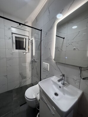 Douche, sèche-cheveux, serviettes fournies