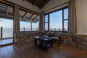 Luxury Villa, Hill View - Alaya Stays SnowPeak Vila With Hill View (Ranikhet)