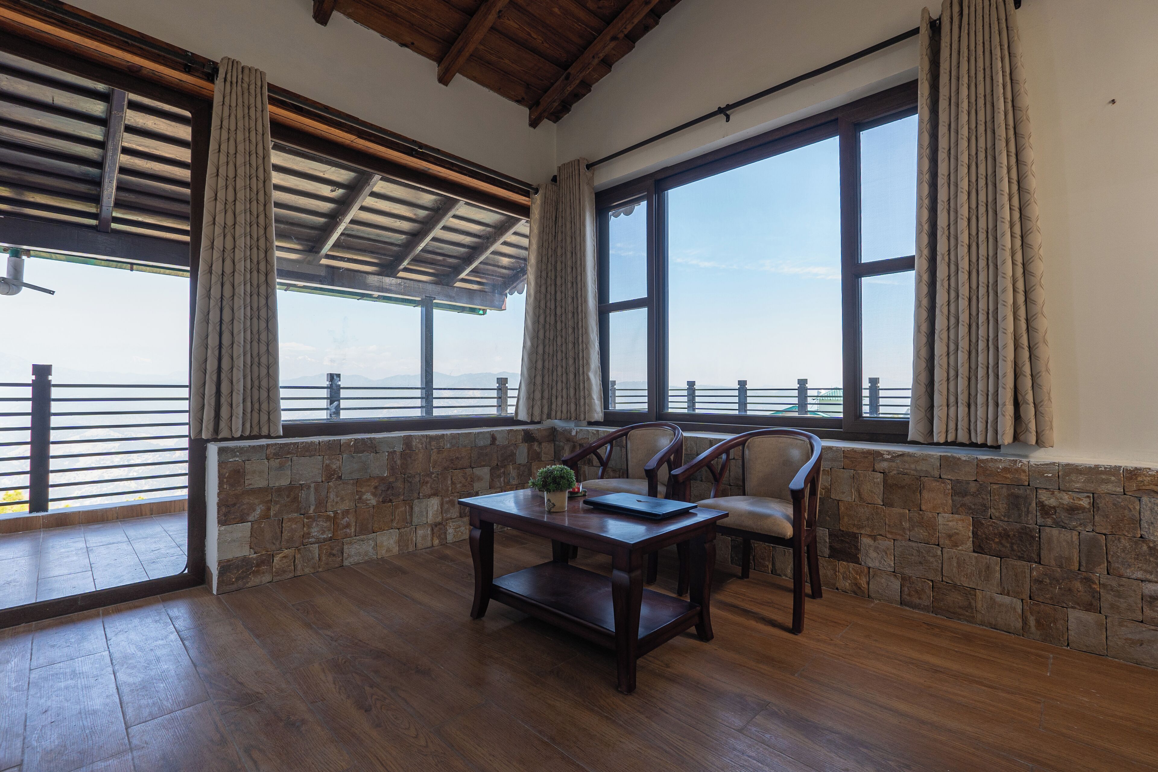 Luksusvilla, utsikt mot høyde