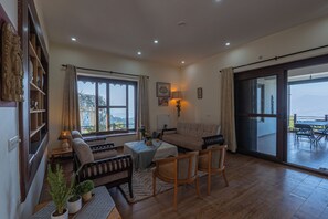 Luxury Villa, Hill View - Alaya Stays SnowPeak Vila With Hill View (Ranikhet)