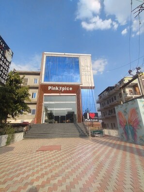 Mặt tiền nơi lưu trú