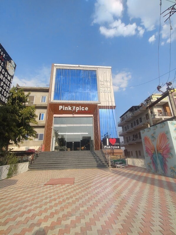 Front of property - Hotel The Crown Prince (Jaipur)