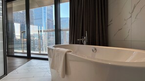 吹風機、毛巾、肥皂、洗髮精