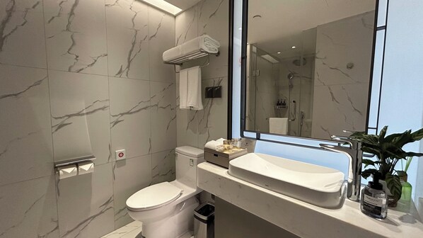 Hair dryer, towels, soap, shampoo - QianHai Service Apartments (Shenzhen)