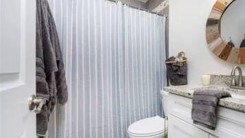 Ducha, secador de pelo, toallas, jabón
