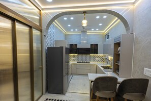 Sebuah ketuhar gelombang mikro di kawasan bersama 