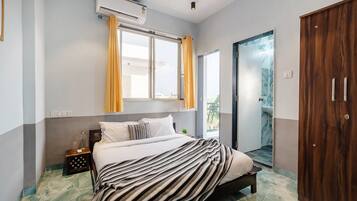 4 quartos, escrivaninha, ferros/tábuas de passar roupa