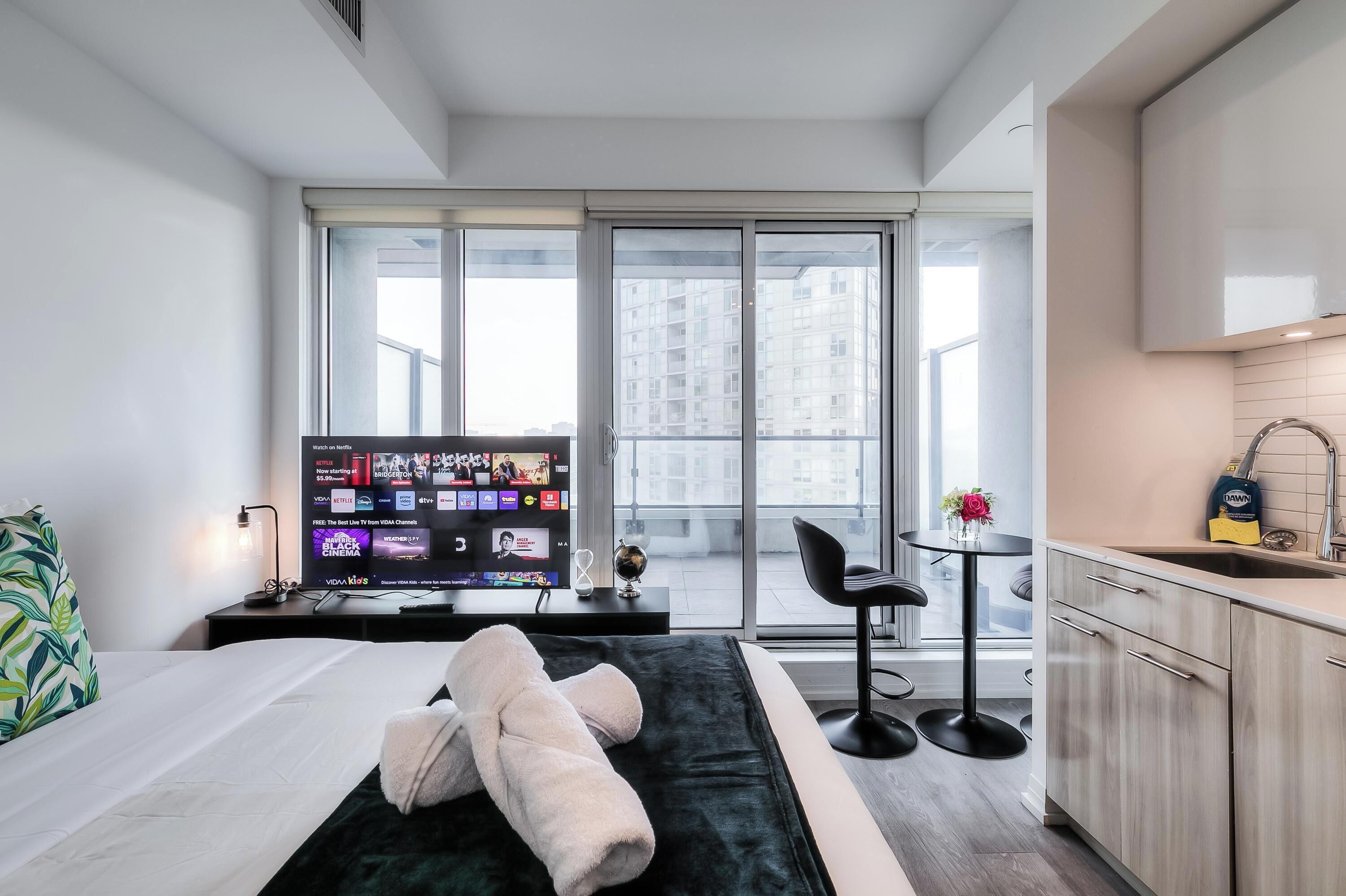 City Studio, 1 Queen Bed, Non Smoking | Living area