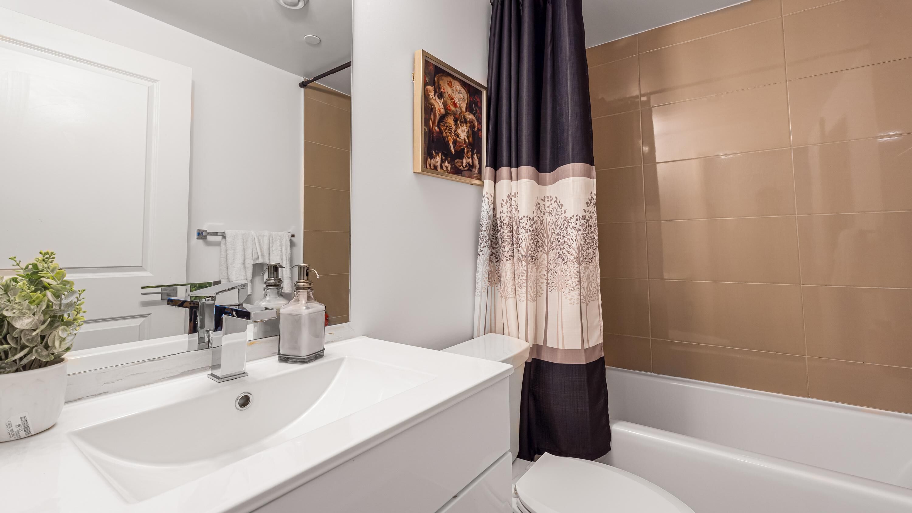 Elite suite, meerdere bedden, niet-roken | Badkamer | Gratis toiletartikelen, een haardroger, handdoeken, zeep