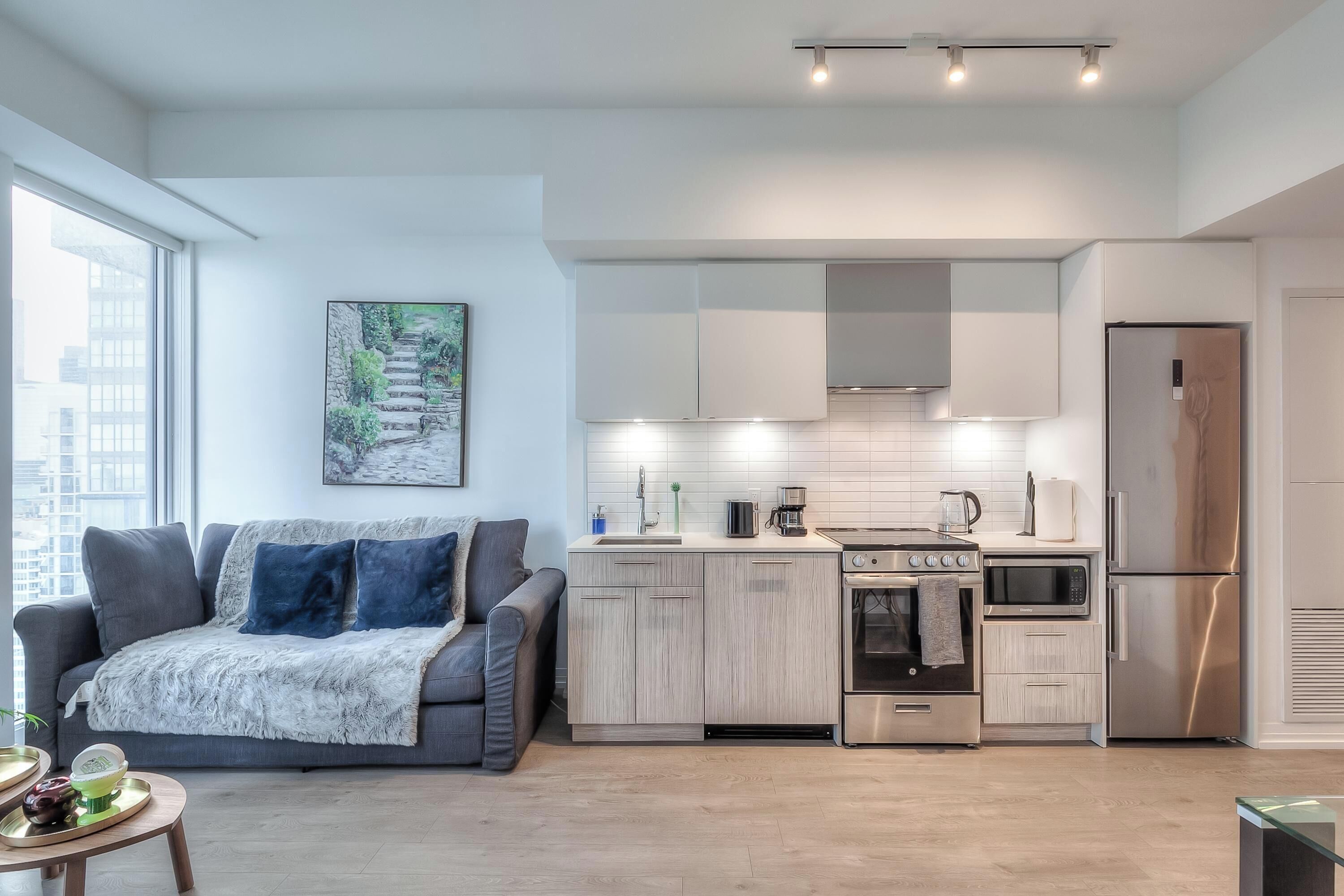 Executive Suite, 1 Queen Bed with Sofa bed, Non Smoking | Private kitchen | Full-size fridge, microwave, oven, stovetop