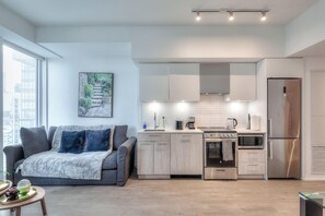 Executive Suite, 1 Queen Bed with Sofa bed, Non Smoking | Private kitchen