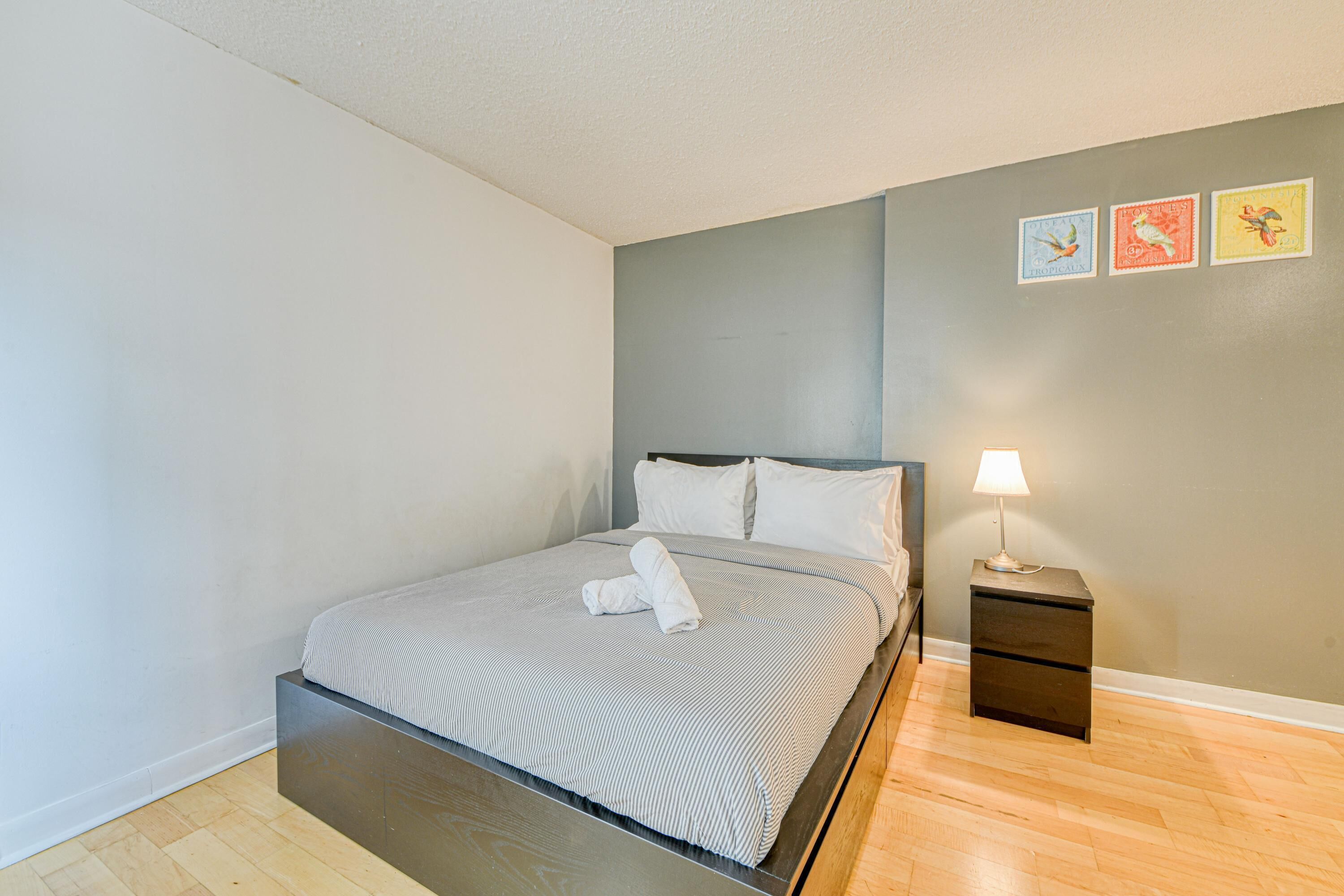 Basic Studio, 1 Queen Bed, Non Smoking | Living area