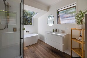 Hair dryer, towels, soap, toilet paper - Cabbage Tree Cottage - Coastal Comfort by the Bay (Waiheke Island)