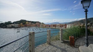 A coastal town with stone-paved walkways, a metal railing, and a street lamp. - Awesome apartment in Cogorno with WiFi (Cogorno)
