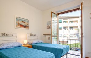 2 bedrooms, iron/ironing board, free WiFi - Awesome apartment in Cogorno with WiFi (Cogorno)