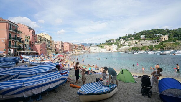 A crowded beach with people, tents, and boats. - Awesome apartment in Cogorno with WiFi (Cogorno)