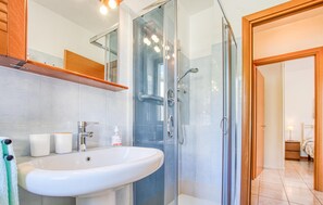 Shower, hair dryer - Awesome apartment in Cogorno with WiFi (Cogorno)