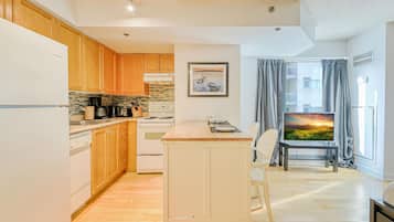 Premium Studio Suite, 1 Queen Bed, Non Smoking | Private kitchen | Full-size fridge, microwave, oven, stovetop