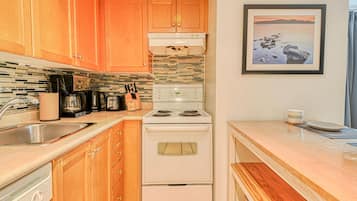 Premium-studiosviitti, 1 keskisuuri parisänky, tupakointi kielletty | Yksityinen keittiö | Täysikokoinen jääkaappi, mikroaaltouuni, uuni, liesi