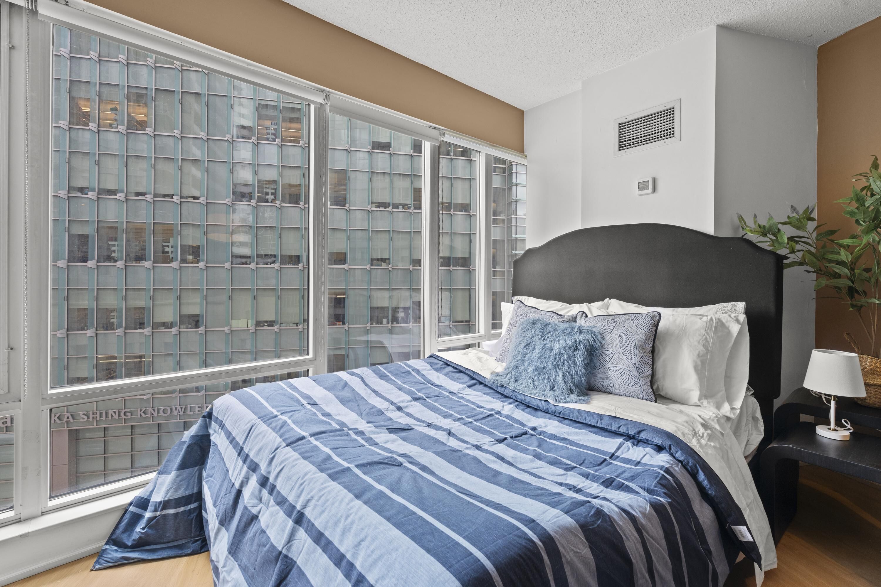 Suite Studio Luxe, 1 grand lit et 1 canapé-lit, non-fumeurs | Coin séjour | Télévision de 50 pouces avec chaînes numériques