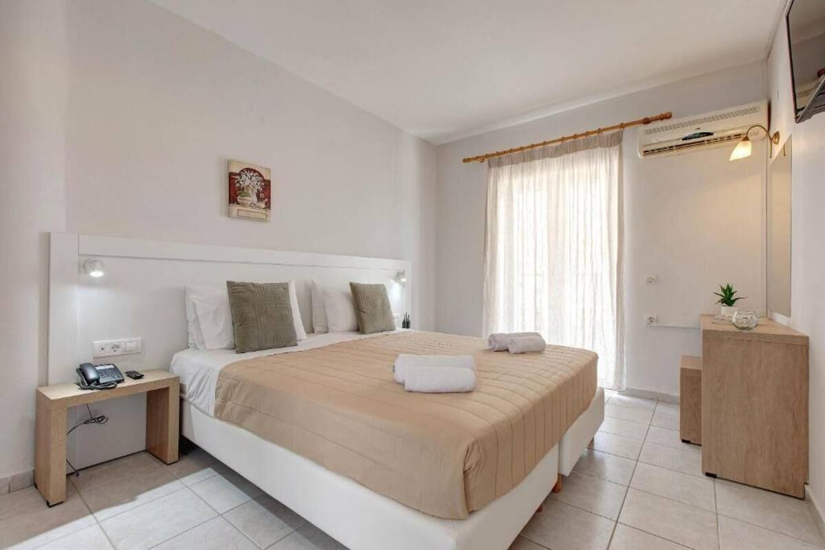 Double or Twin Room with Sea View | 客房內保險箱、熨斗/熨衣板