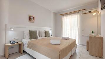 Caja de seguridad en la habitación y tabla de planchar con plancha