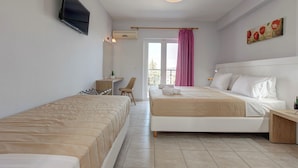 Triple Room with Pool View | Safe på rommet og strykejern/-brett