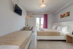 Triple Room with Pool View | Tallelokero huoneessa, silitysrauta/-lauta