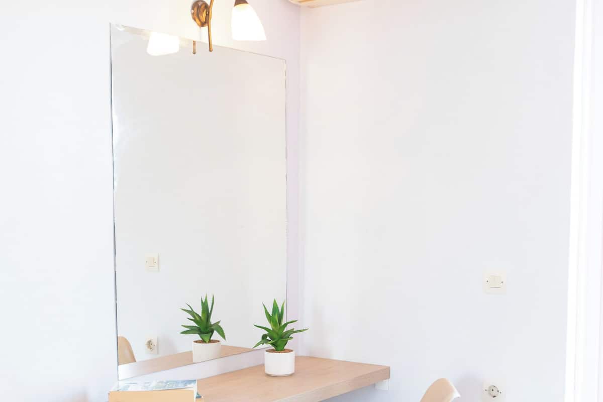 Coffres-forts dans les chambres, fer et planche à repasser