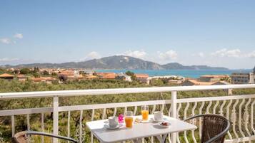 Caja de seguridad en la habitación y tabla de planchar con plancha