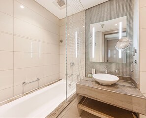 Hair dryer, bidet - Spacious 3-bedroom apartment with AC in lovely Dubai (Dubai)