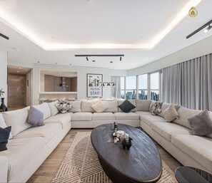 Interior - Spacious 3-bedroom apartment with AC in lovely Dubai (Dubai)